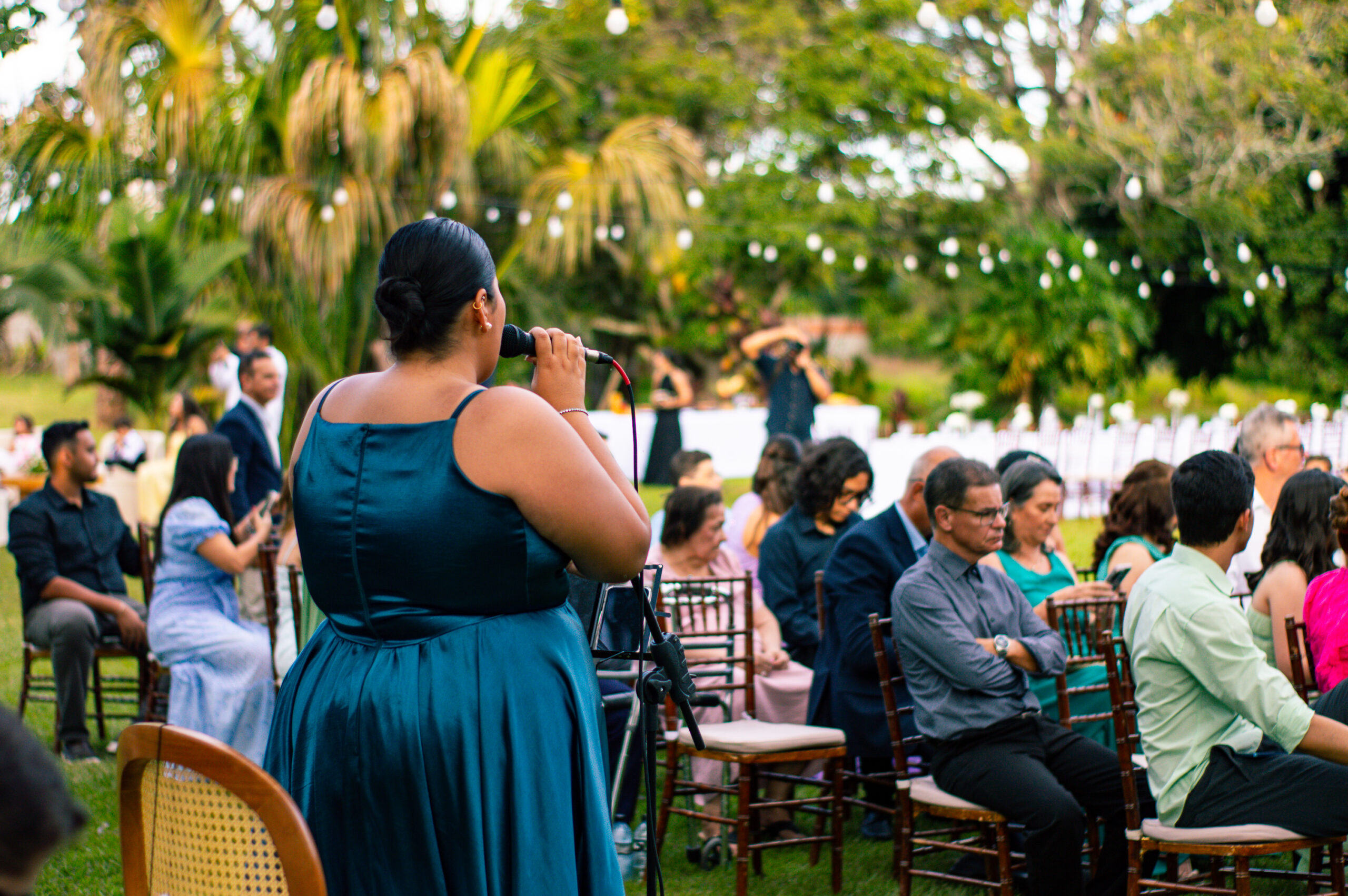 Cantora cantando em um evento da Casa Bela